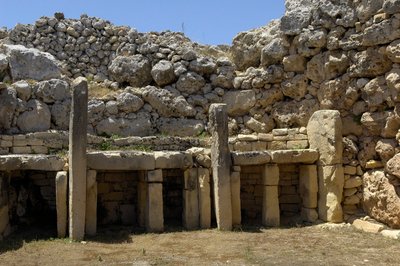 Forhistorie: udsigt over det megalitiske tempel Ggantija, der stammer fra yngre stenalder (3500-2600 f.Kr.), øen Gozo, Malta (foto) af Prehistoric Prehistoric