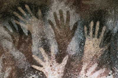 Forhistoriens klippekunst: hule med spor af hænder. Neolitisk periode, hændernes hule. Argentina, Santa Cruz af Prehistoric Prehistoric
