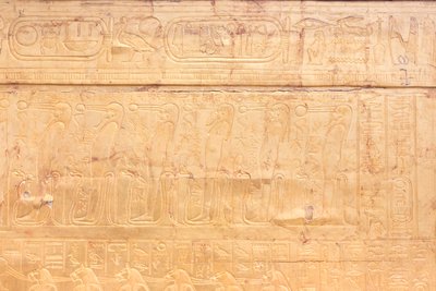 Den ydre gyldne helligdom i Tutankhamons gravkammer, Egyptisk Museum, Kairo, Egypten af Prehistoric Prehistoric