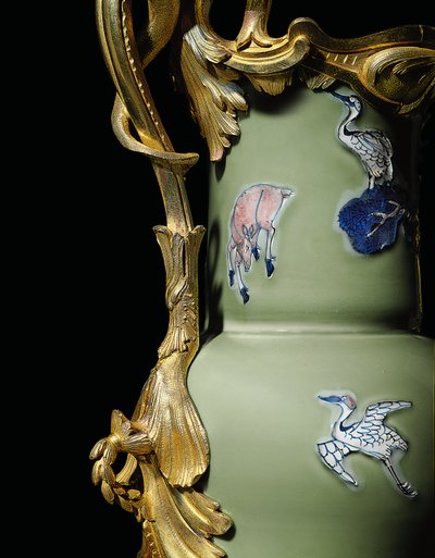 Einer von einem Paar Louis XV Kannen, Porzellan 1662-1722, Montierungen ca. 1745-49 von Qing Dynasty   Kangxi Period Chinese School