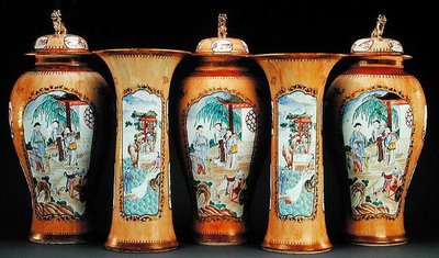 En cafe au lait ground famille rose fem-delt garniture, Qianlong Periode af Qing Dynasty Chinese School