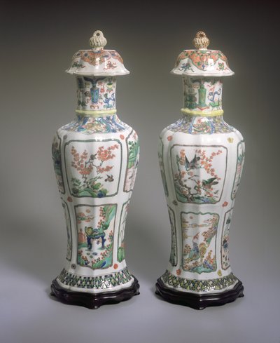 Par kinesiske Export Famille Verte vaser og betræk, Kangxi periode (1662-1722) (porcelæn) (se også 272196) af Qing Dynasty Chinese School