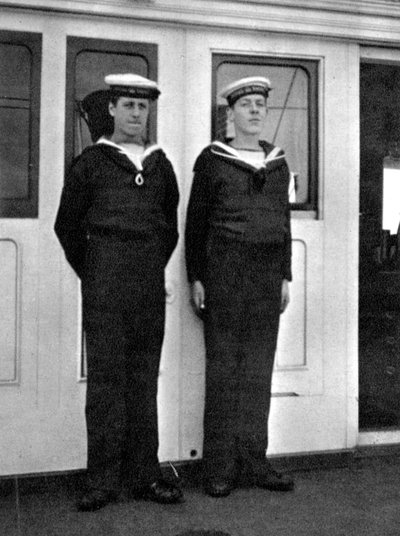 To skibsdrenge på den kongelige yacht Victoria og Albert III, 1908. af Queen Alexandra