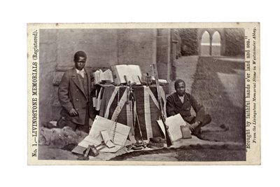 James Chuma og Abdullah Susi med David Livingstone artefakter, Newstead Abbey, England, juni 1874 (albumin print) af R. and Son Allen