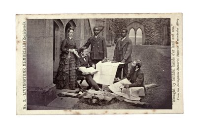 Tom og Agnes Livingstone, Abdullah Susi, James Chuma og Horace Waller, Newstead Abbey, England, juni 1874 (albumin print) af R. and Son Allen