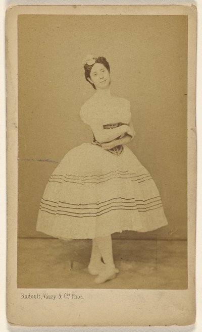[Uidentificeret danser, stående]. af Radoult and Vaury and Cie.