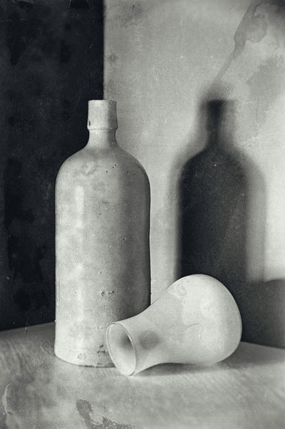 Stilleben med vintageflasker af Raffaele Corte