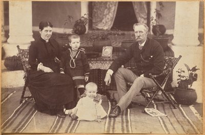 Oberst Carpendale og familie, Neemuch (forside, nederst) af Raja Deen Dayal
