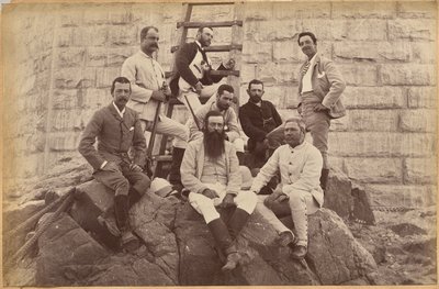 Ledende personale fra Messrs. Glover & Co. ved Sindh-broen (forside, øverst) af Raja Deen Dayal