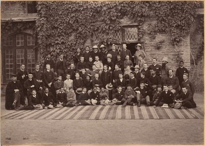 Elever og personale på mellemtrinnet, Bishop Cotton School, Shimla (verso) af Raja Deen Dayal