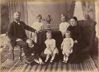 Hr. Robert Holtz og familie (verso) af Raja Deen Dayal