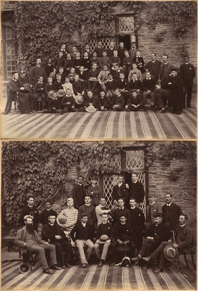 Primærklasse på Bishop Cotton School, Shimla (forside); elever og lærere i de højere klasser på Bishop Cotton School, Shimla (bagside) af Raja Deen Dayal
