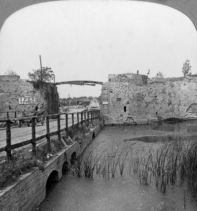 1300-tals volde og Lille Gate, Ypres, Belgien, Første Verdenskrig, c1914-c1918. af Realistic Travels Publishers