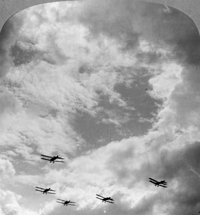 En kampeskadron i kampformation, Første Verdenskrig, c1914-c1918. af Realistic Travels Publishers