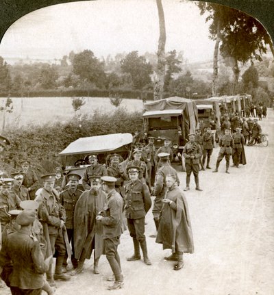 Ammunitionskonvoj parkeret i en Flandern-bane afventer ordrer, Første Verdenskrig, 1914-1918. af Realistic Travels Publishers