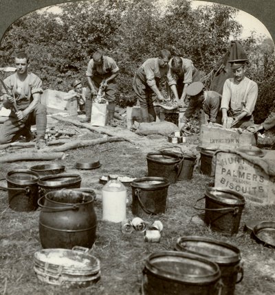 Hærens kokke tilbereder et måltid, Første Verdenskrig, 1914-1918. af Realistic Travels Publishers
