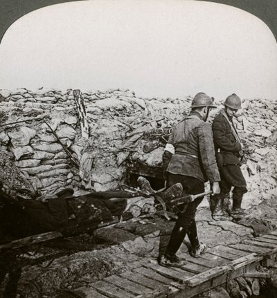 Belgiske bårebærere, der bærer sårede i en skyttegrav, Dixmude, Belgien, Første Verdenskrig, 1914-1918. af Realistic Travels Publishers