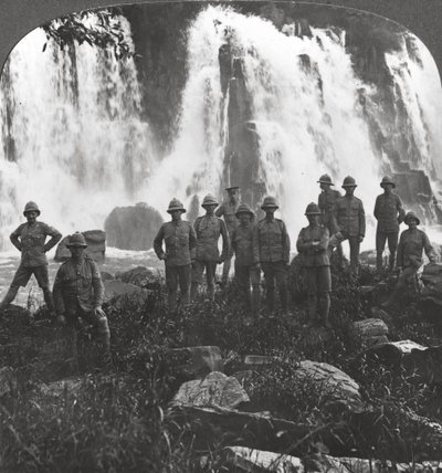 Britiske tropper forfrisker sig ved et vandfald, Afrika, Første Verdenskrig, c1914-c1918 af Realistic Travels Publishers