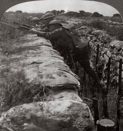 Canadiere forlader deres skyttegrave for at skynde sig en tysk stilling, Første Verdenskrig, 1914-1918. af Realistic Travels Publishers