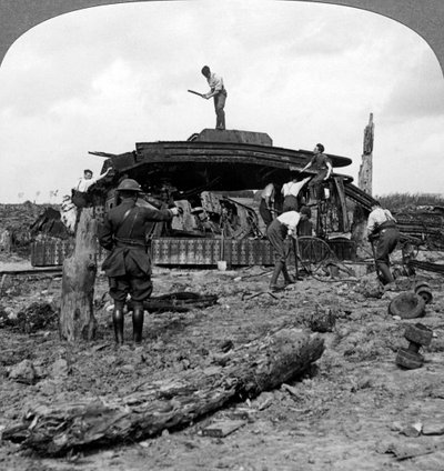 Ingeniører rydder en ødelagt tank fra en vej, Første Verdenskrig, 1917-1918. af Realistic Travels Publishers