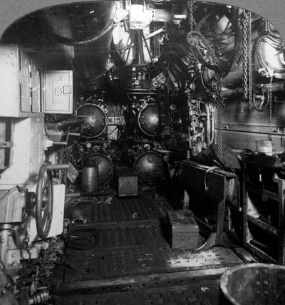 Fire torpedorør i det forreste rum på en tysk U-båd, Første Verdenskrig, 1918. af Realistic Travels Publishers