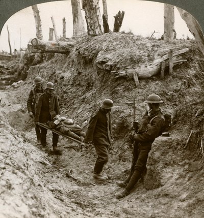 Tyske fanger med britiske sårede, Første Verdenskrig, 1916. af Realistic Travels Publishers