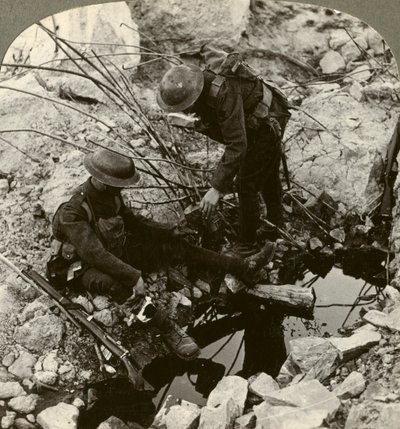 Giver vand til en såret ven, Hooge, Ypres, Belgien, Første Verdenskrig, 1914-1918. af Realistic Travels Publishers
