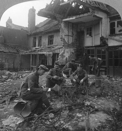 Huse beskadiget af tysk granatbrand, Ypres fremtrædende, Belgien, Første Verdenskrig, c1914-c1918 af Realistic Travels Publishers
