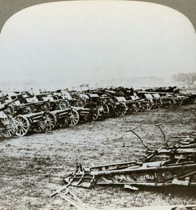 Hundredvis af tyske kanoner erobret ved Couralette, Frankrig, Slaget ved Somme, Første Verdenskrig, 1916 af Realistic Travels Publishers