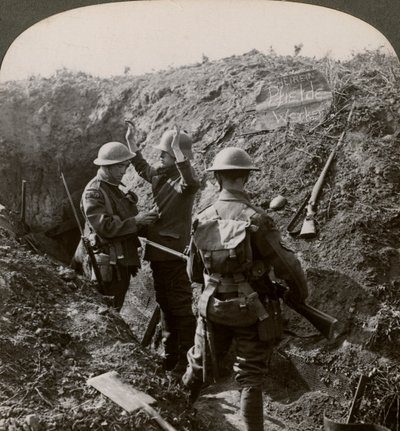 Afhøring af en tysk fange for at få oplysninger, Første Verdenskrig, 1914-1918. af Realistic Travels Publishers