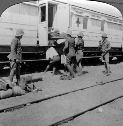 Løft af sårede soldater op på et hospitalstog, Østafrika, Første Verdenskrig, 1914-1918. af Realistic Travels Publishers