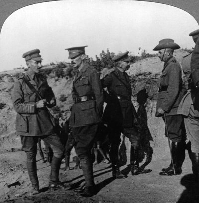 Lord Kitchener gennemgår situationen ved Gallipoli med ANZAC-officerer, Første Verdenskrig, 1915-1916. af Realistic Travels Publishers