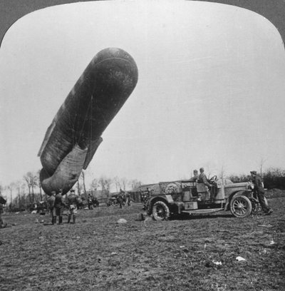 Observationsballon ved at stige, Første Verdenskrig, c1914-c1918. af Realistic Travels Publishers