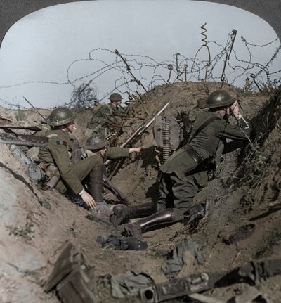 Observationsofficer og signalgivere holder skarpt udkig, St. Quentin, Frankrig, Første Verdenskrig, 1914-1918 af Realistic Travels Publishers