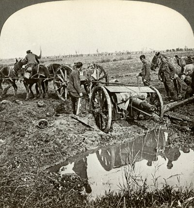 Fjernelse af en feltpistol fra en oversvømmet position, Første Verdenskrig, 1914-1918. af Realistic Travels Publishers