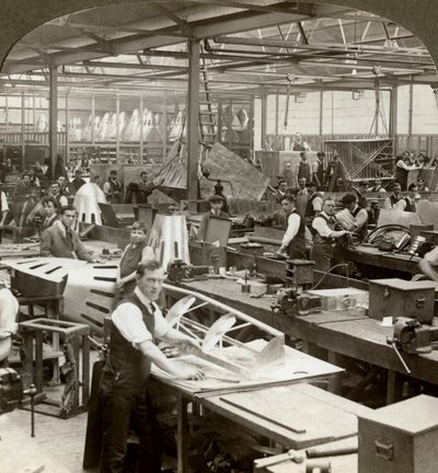 Pladebeslag på en flyfabrik, Første Verdenskrig, 1914-1918 af Realistic Travels Publishers