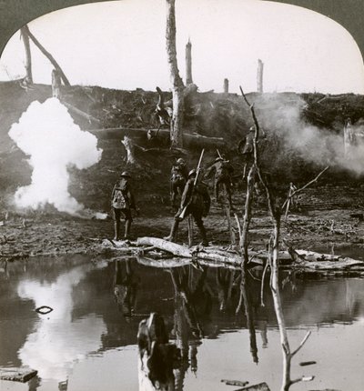 Soldater krydser floden Ancre, Slaget ved Somme, Frankrig, Første Verdenskrig, 1916. af Realistic Travels Publishers
