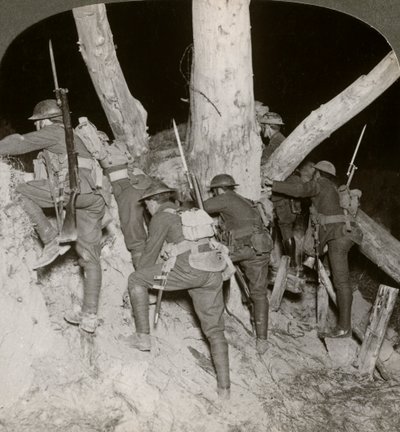 Soldater forlader en skyttegrav til et natlig razzia ved Messines, Belgien, Første Verdenskrig, 1914-1918. af Realistic Travels Publishers