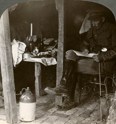 Stabsofficer i en udgravning studerer detaljer før en offensiv, Første Verdenskrig, 1914-1918 af Realistic Travels Publishers