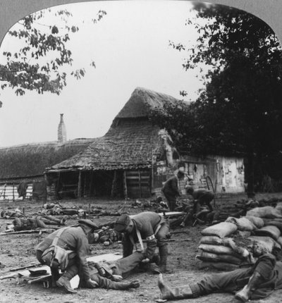 Bårebærere tager sig af sårede ved en improviseret førstehjælpspost, Første Verdenskrig, c1914-c1918. af Realistic Travels Publishers