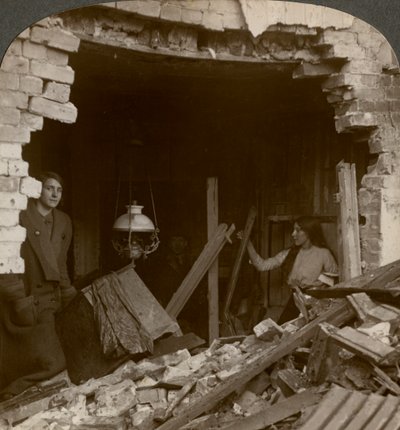 Skaden udført af en tysk Zeppelin-bombe, Første Verdenskrig, 1914-1918. af Realistic Travels Publishers