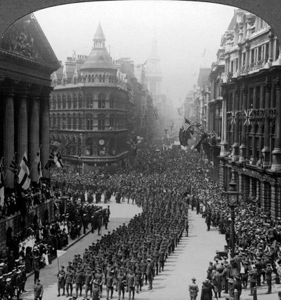Sejrsmarch for Londons regimenter, hylder overborgmesteren, 1918. af Realistic Travels Publishers