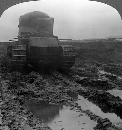 Whippet tank på en mudret slagmark, Morcourt, Frankrig, Første Verdenskrig, 1918. af Realistic Travels Publishers