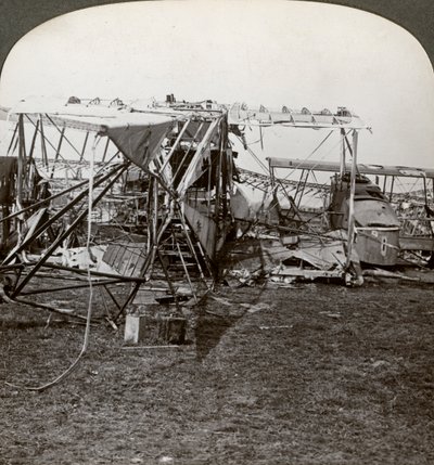 Vrag af et tysk bombefly, der forsøgte at bryde gennem luftforsvaret, Første Verdenskrig, 1914-1918. af Realistic Travels Publishers