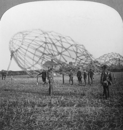 Zeppelin skudt ned nær Colchester, Essex, Første Verdenskrig, 1916 af Realistic Travels Publishers