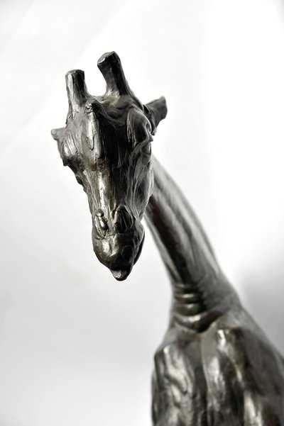 Stor giraf med sænket hoved, modelleret 1909-10, støbt før 1913 (bronze) (se også 3084917-43) af Rembrandt Bugatti