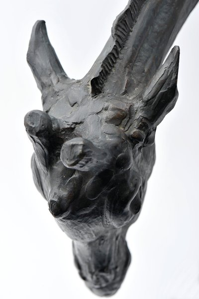 Stor giraf med sænket hoved, modelleret 1909-10, støbt før 1913 (bronze) (se også 3084917-43) af Rembrandt Bugatti