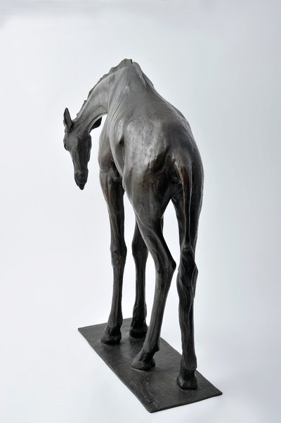 Stor giraf med sænket hoved, modelleret 1909-10, støbt før 1913 (bronze) (se også 3084917-43) af Rembrandt Bugatti