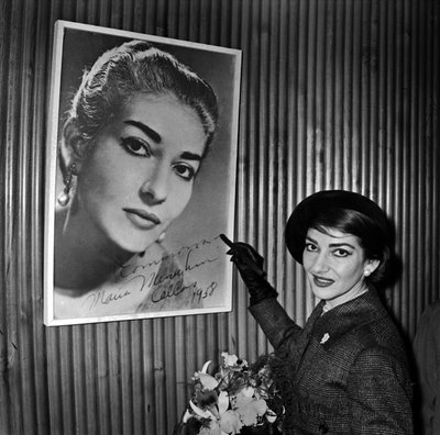 Sopranen Maria Callas signerer en af sine plakater i Orly-lufthavnen i Paris, før hun rejser til Chicago 16. januar. af René Saint Paul