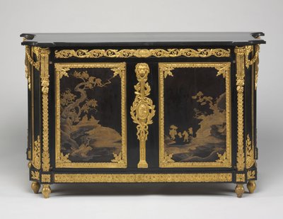 Kommode (kommode), ca. 1765-1770 (ibenholtsfiner med japanske lakpaneler, forgyldte bronzebeslag og marmorplade) af Rene Dubois